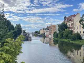 오폴레(Opole)는 폴란드 남서부에 위치해 있으며, 오데르강(Oder River) 양기슭에 자리 잡고 있습니다. 브로츠와프(Wro...