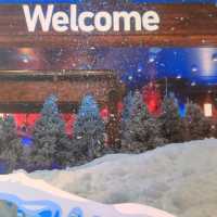 Enjoy weekend in Joyous City Dongmen