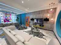 Discover a commercial art-themed homestay.