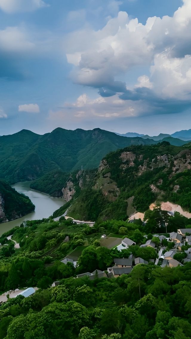 萬能的朋友圈讓我住進了山谷懸崖之間避世山居