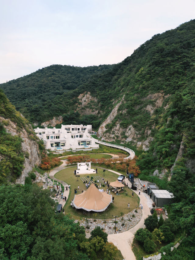 山谷裡的未來廢墟感｜溫泉酒店私湯初體驗
