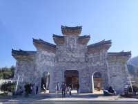 政和石圳丨廖俊波工作過的地方 福建南平市政和縣的石圳村位於政和縣石屯鎮的松源村，是一個人工鑿山開去後