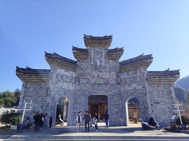 政和石圳丨廖俊波工作過的地方 福建南平市政和縣的石圳村位於政和縣石屯鎮的松源村，是一個人工鑿山開去後