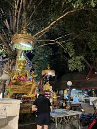 夜遊清邁古城-金葉樹與白象-遊客少燈火燦的羅摩利寺