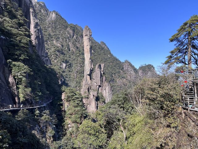 駕駛在蜿蜒山路上，前方就是三清山！