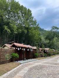 隱秘在山林深處的桃源居所。