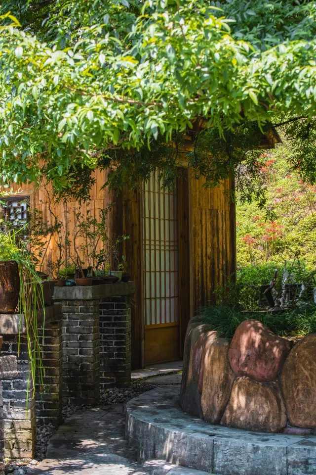 Escape the hustle and bustle of the city and find a romantic manor in Changsha