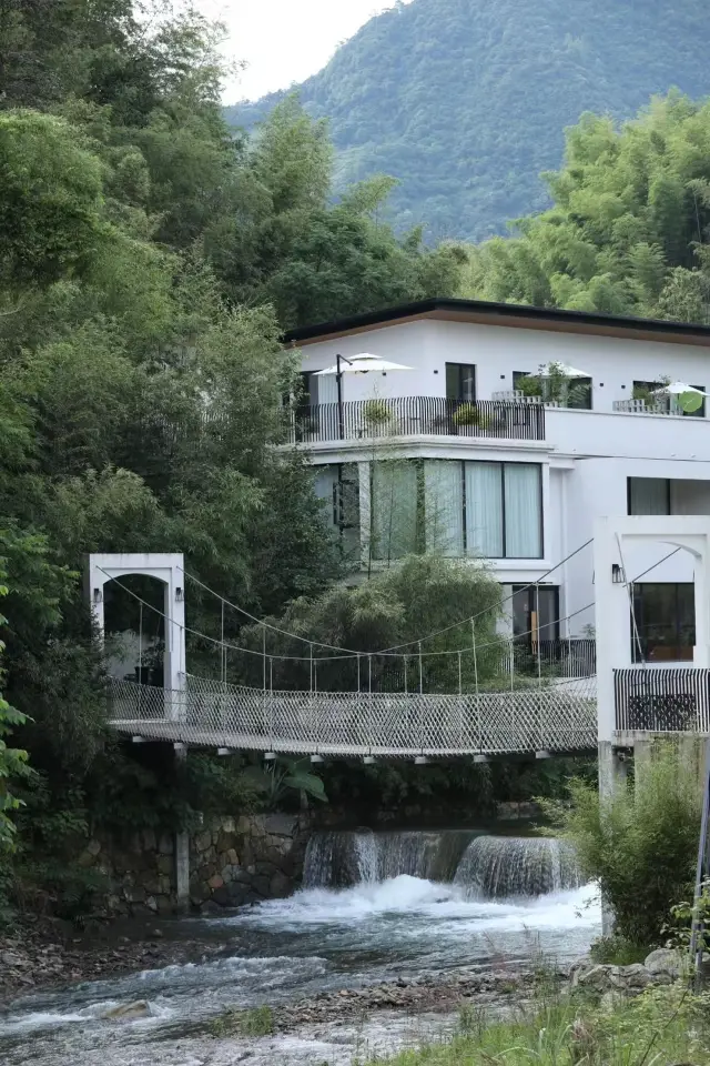 I'm relaxing on a vacation at Qiandao Lake, where I found a homestay with an amazing environment