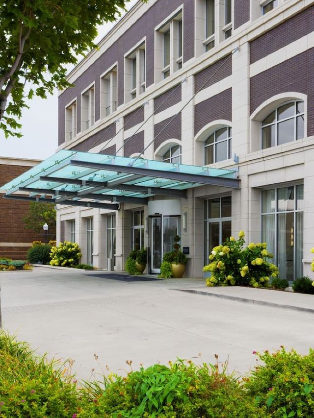 🌟 Davenport Delights: Chic Stays at Hotel Blackhawk 🌟