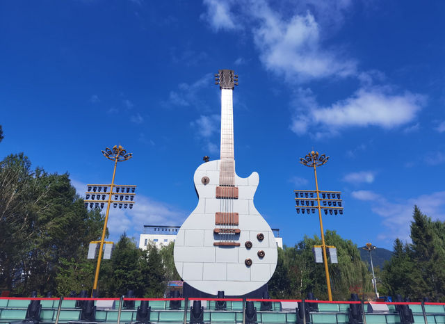 自駕遊覽最美G331國道吉林段，秋天景色美不勝收 當秋天的畫筆悄然在吉林的大地上塗抹，G331 國道吉林。