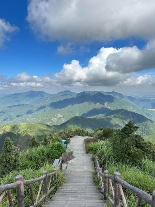은병산//봉우리가 이름처럼 병 뚜껑 모양//입니다.