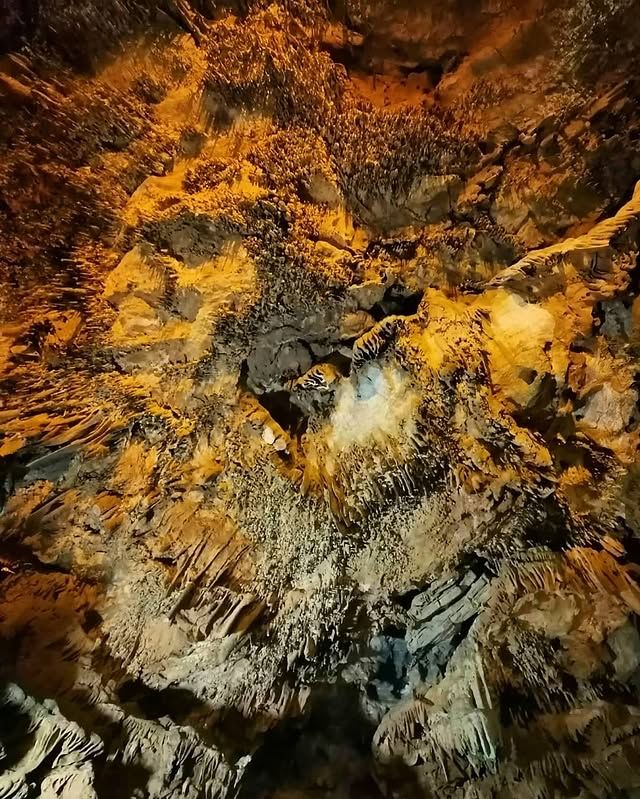 阿拉尼亞的神秘地下世界：大壩拉塔斯洞穴探秘🪨