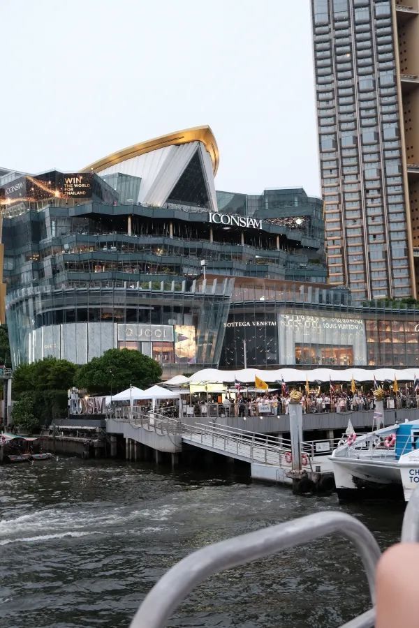 Explore the Must-Try Eats at Icon Siam's Floating Market!