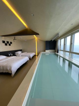 This high-rise hotel with a swimming pool in Changsha is amazing