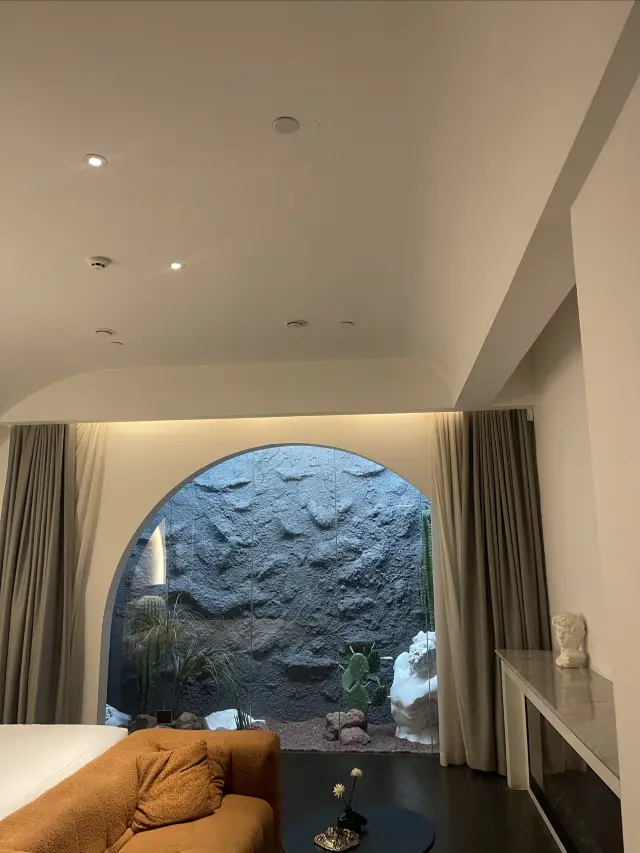A Tranquil Oasis in the City, Offering the Warmth and Delight of Home