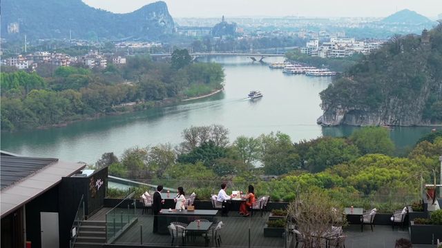 橫跨露台，桂林雙彩虹絕佳觀景點！