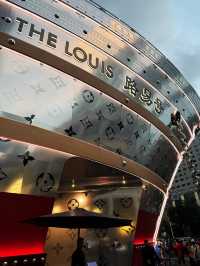 LV huge cruise enters to Shanghai 🚢