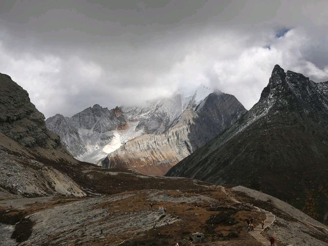 五色海：亞丁雪山下的奇幻變色湖