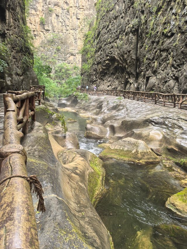 八泉峽｜落日為印，蓋在山水的落款處