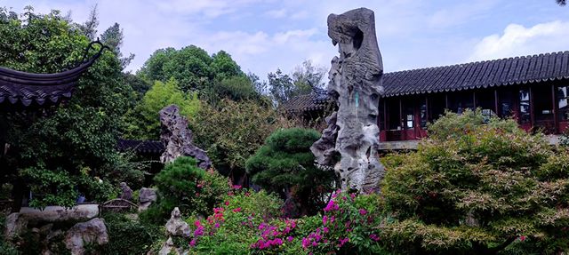 綠意依然、鮮花盛開的留園