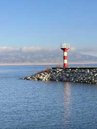 對於在成都忙碌的打工人來說，賽里木湖絕對是讓你暫時逃離都市喧囂、 recharge 能量的完美選擇。