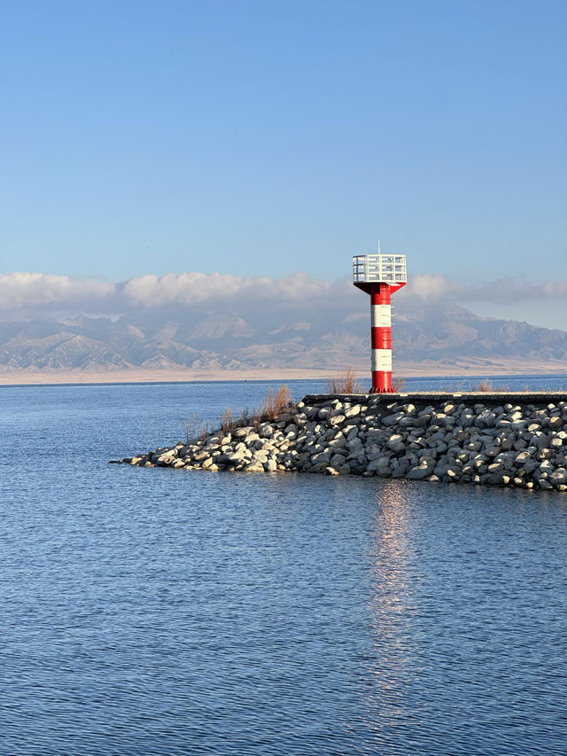 對於在成都忙碌的打工人來說，賽里木湖絕對是讓你暫時逃離都市喧囂、 recharge 能量的完美選擇。