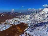 青海冬日神韻：拉脊山白雪裹雲，曠野藏清歡