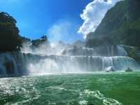 飛瀑垂青川,竹筏載笑過,德天山水入眼甜