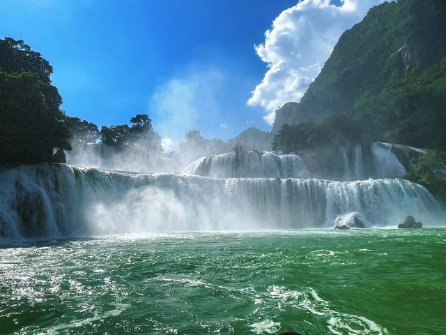 飛瀑垂青川,竹筏載笑過,德天山水入眼甜 飛瀑垂青川,竹筏載笑過,德天山水入眼甜