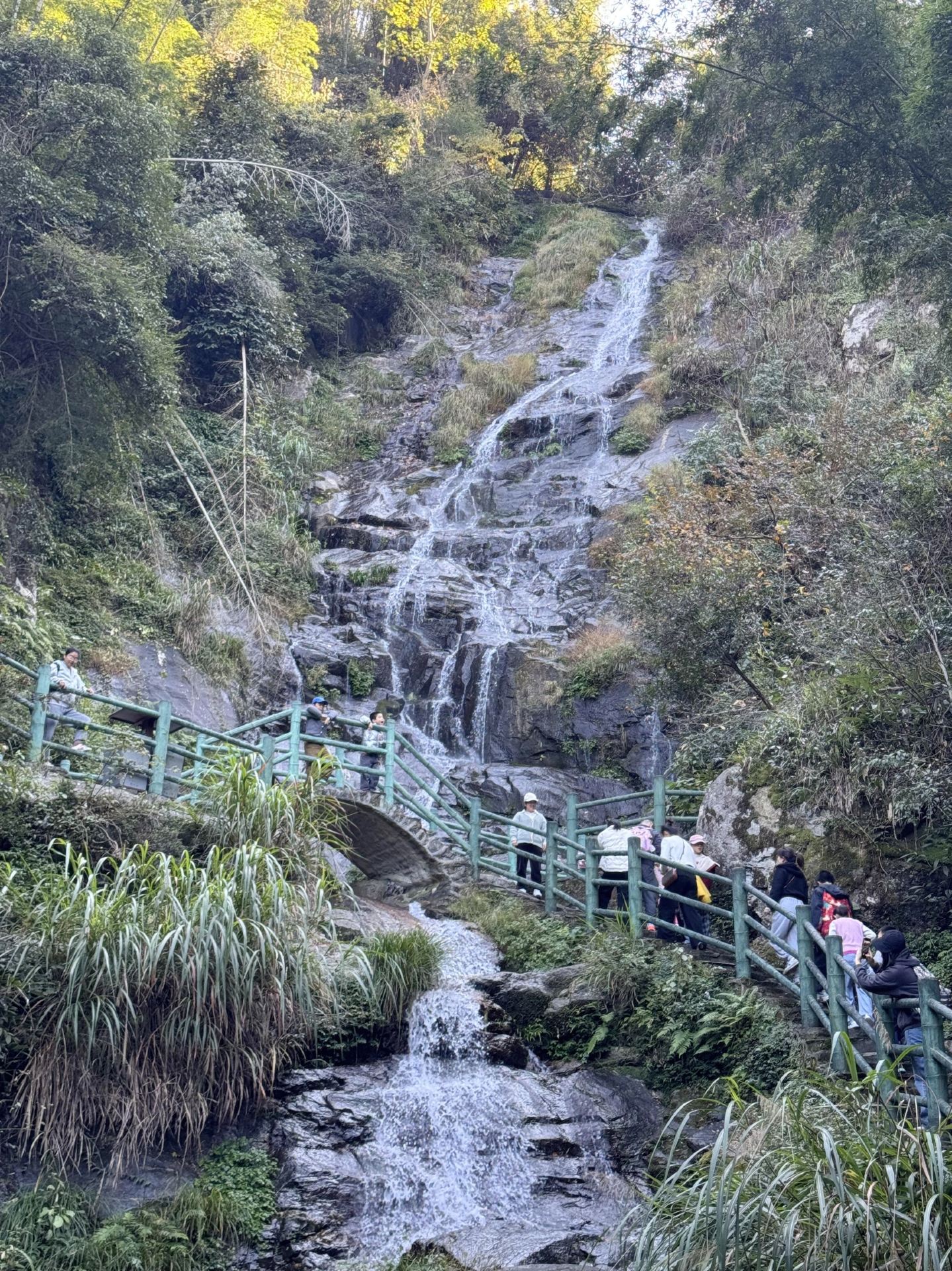 Zhouluo Grand Canyon: A Natural Alchemy Chamber Collecting Negative Oxygen Ions Amidst the Silver Waterfalls