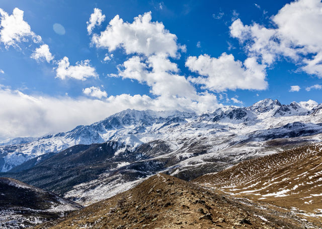 雪山之眸：野馬海子與貢嘎山系的冬日對話