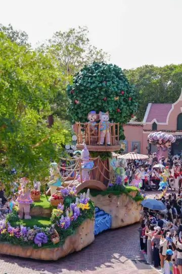 Hong Kong Disneyland Christmas Season is here! The fairy tale world for adults is so dreamy