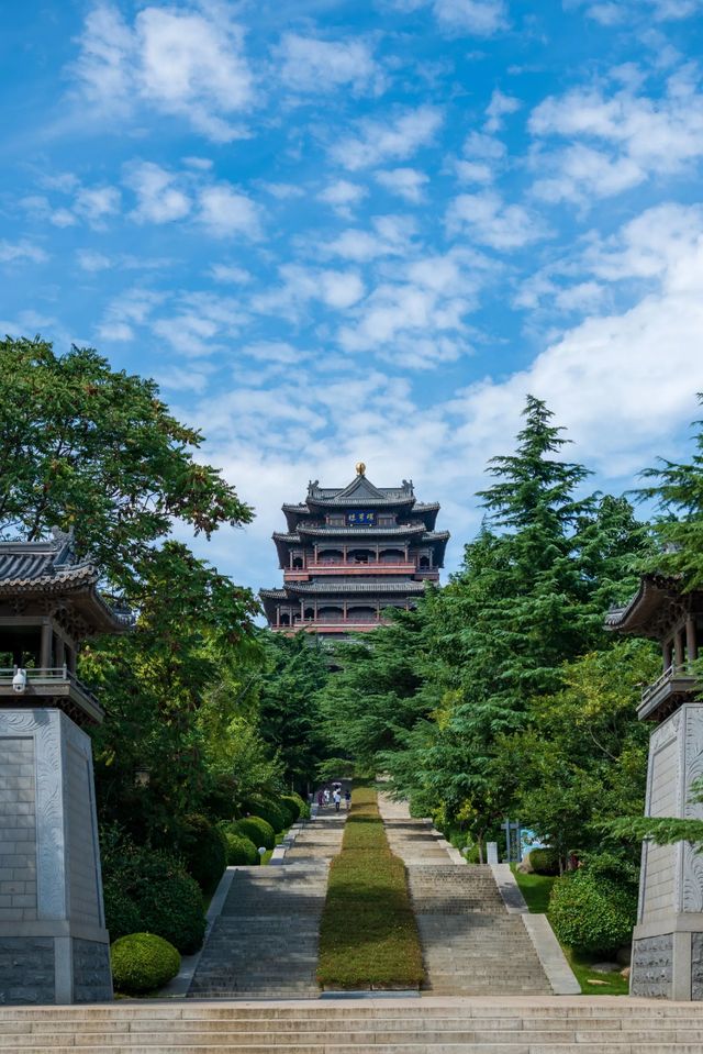 ### **環翠樓2天1夜“威海之眼”深度遊攻略(預算2000元/人)**
**主題:**一城山海 ### **環翠樓2天1夜“威海之眼”深度遊攻略(預算2000元/人)**
**主題:**一城山海