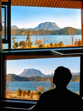 The right way to experience Lugu Lake: as far as the eye can see, distant mountains and the setting sun