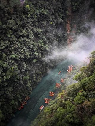 深い山中に隠された秘境、屏山峡谷のリアルな遊び体験