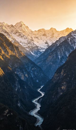 Sunset Melts into Gold: Brushing Past Time in the Nujiang Grand Canyon