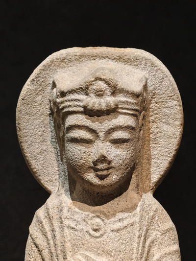 国立慶州博物館｜7世紀の新羅弥勒三尊、南山の優しい石仏 | Trip.com 慶州