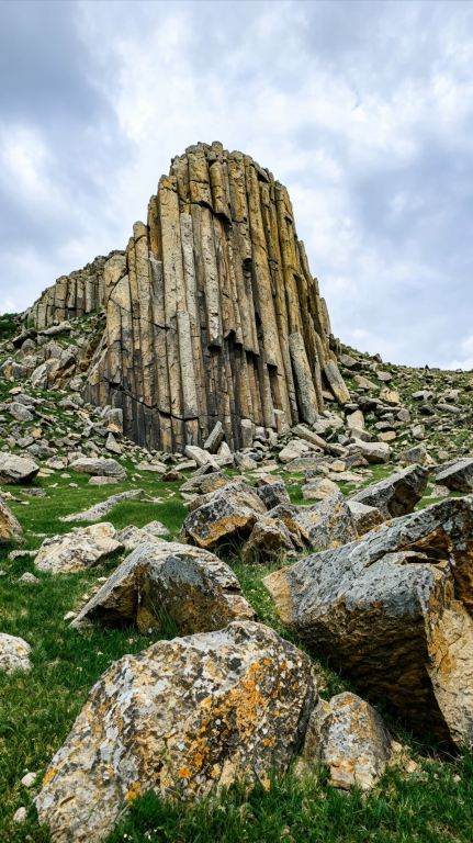 Inner Mongolia hides a volcanic giant's wall! Shitiaoshan is truly stunning