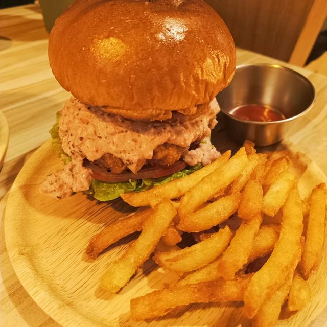 高雄暗巷美食系列~怪獸漢堡 美食漢堡薯條 日式餐廳設計風格 公仔迷必來