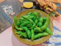 餐廳既裝修及佈置都充滿日本居酒屋特色,環境舒適氣氛一流~食物方面,除左串燒、日式小食及烏冬外,亦提供大量新鮮刺身及時令海鮮,食物種類夠多元化~