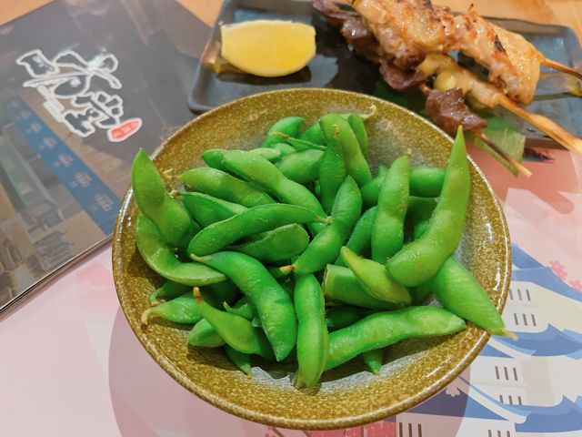 餐廳既裝修及佈置都充滿日本居酒屋特色,環境舒適氣氛一流~食物方面,除左串燒、日式小食及烏冬外,亦提供大量新鮮刺身及時令海鮮,食物種類夠多元化~ 餐廳既裝修及佈置都充滿日本居酒屋特色,環境舒適氣氛一流~食物方面,除左串燒、日式小食及烏冬外,亦提供大量新鮮刺身及時令海鮮,食物種類夠多元化~