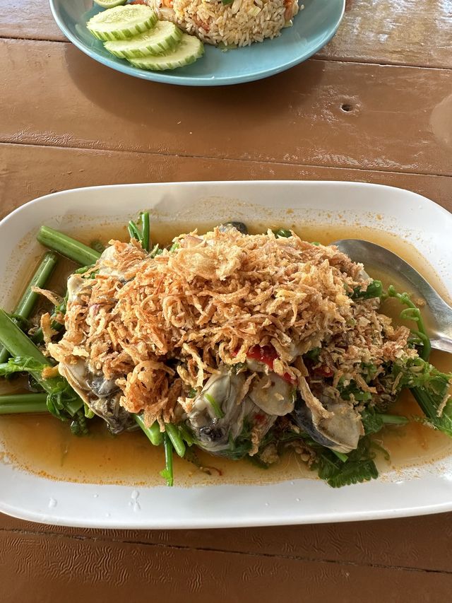 ซีฟู้ดอร่อย…วิวดีที่ร้านเน้นหอย จันทบุรี 🍽️