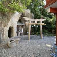 淡路島の岩楠神社（いわくすじんじゃ）洞窟のある隠れたように建つ神社