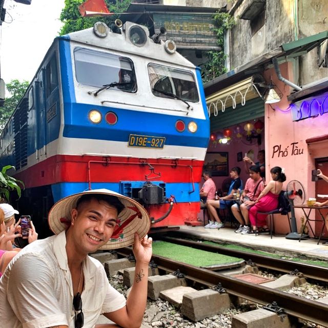 🇻🇳😋Amazing Cafe on Hanoi Train Street😋🇻🇳