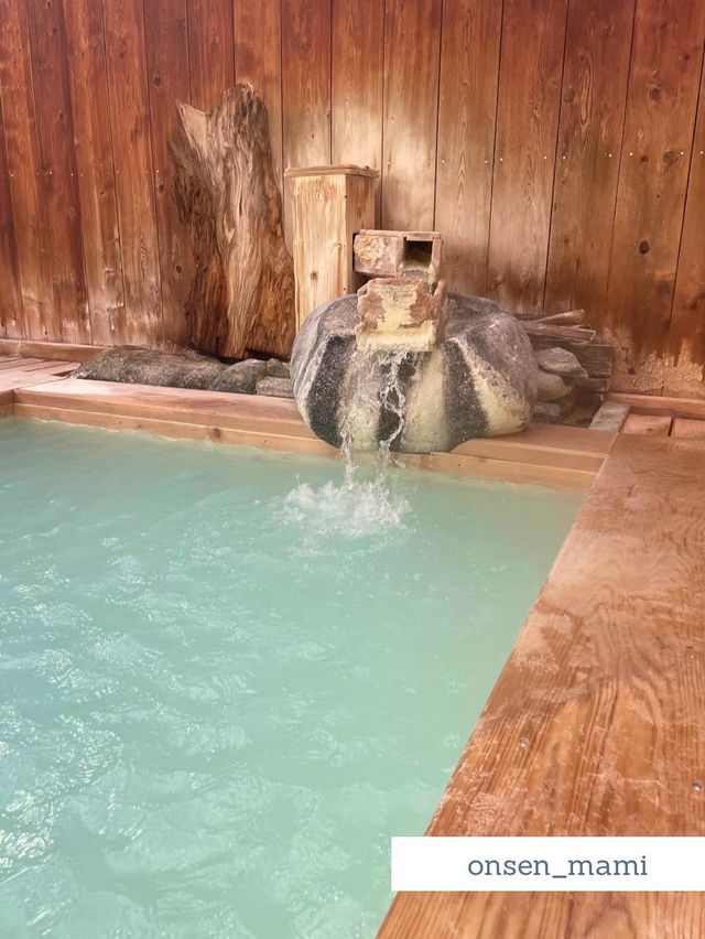 【福島 高湯温泉】水色の温泉に入れる大浴場と露天風呂