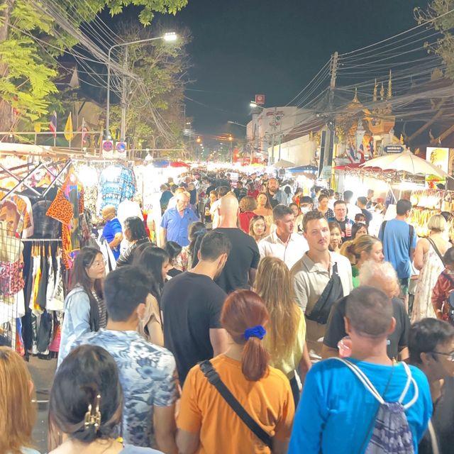 ถนนคนเดินท่าแพ ( ตลาดนัดเย็นวันอาทิตย์ )