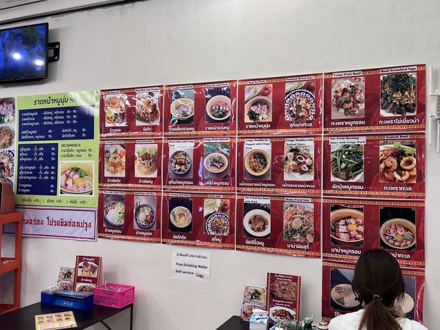 ร้านราดหน้าหมูนุ่ม ที่ไม่ได้มีเมนูเด็ดแค่ราดหน้า