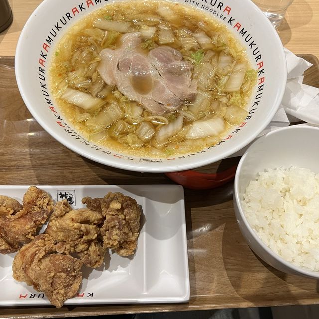 大阪名物「神座かむくら」のラーメンを関空で