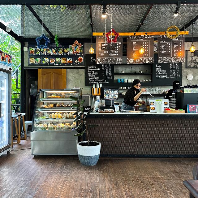 Made in BLUE cafe & bistro คาเฟ่สไตล์ธรรมชาติ