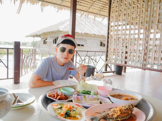 บ้านขุนสมุทรจีนโฮมสเตย์ - ผู้ใหญ่สมร เข่งสมุทร